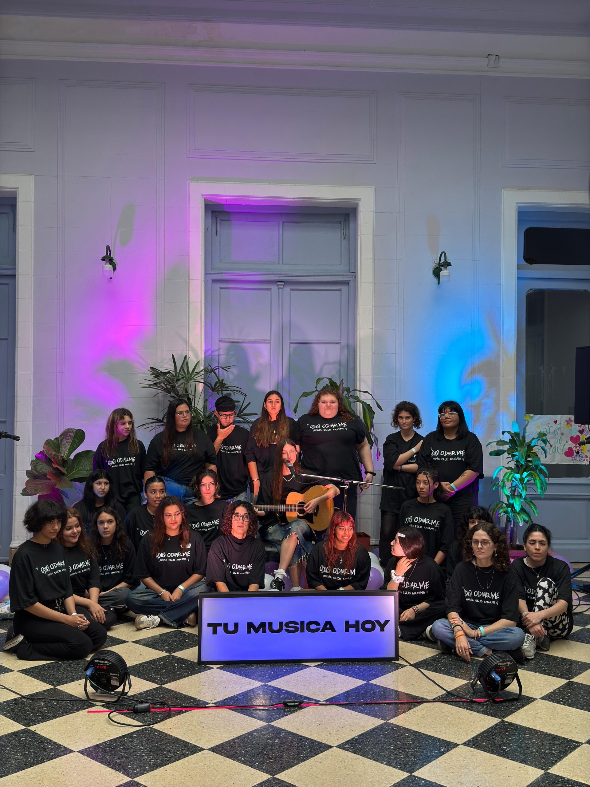 Yami Safdie visitó ALUBA y conmovió a todos con un show íntimo