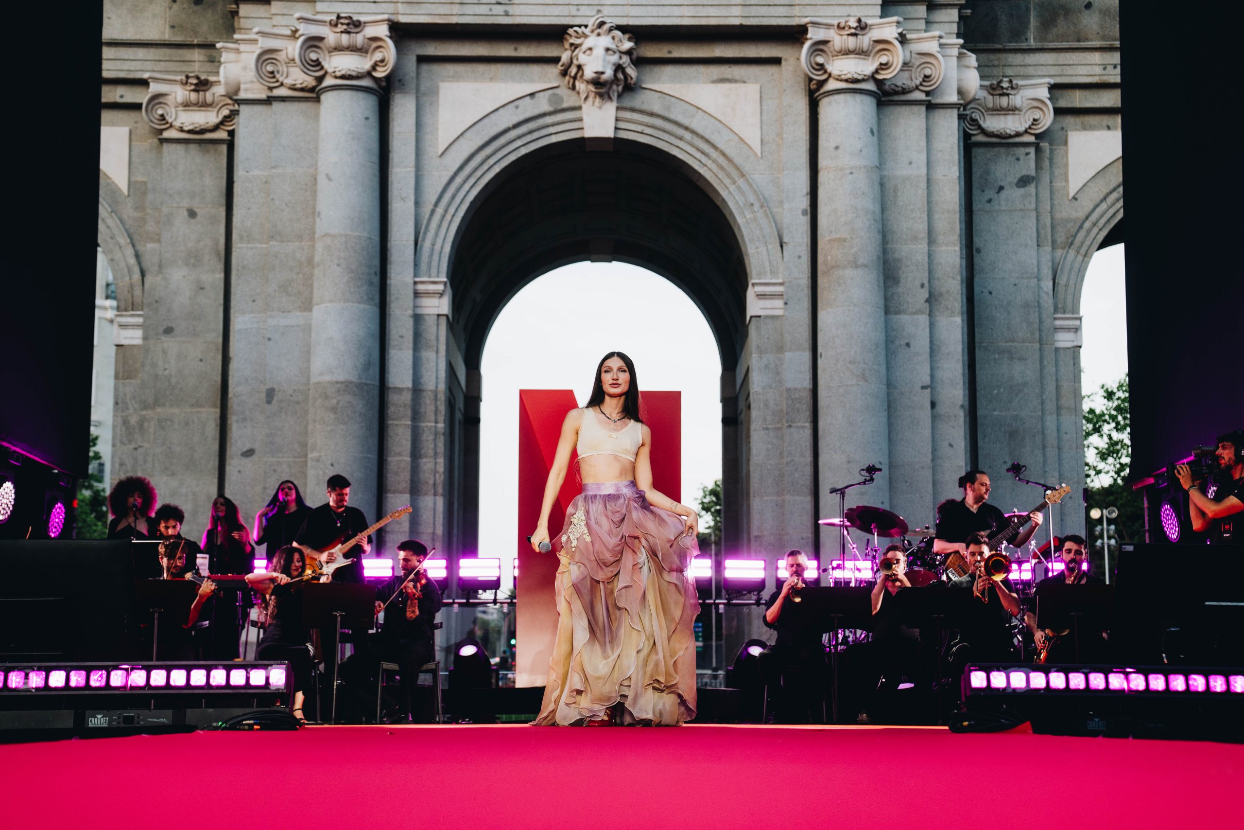 Yami Safdie deslumbró en el 10º aniversario de Netflix España